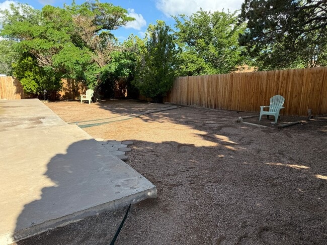 Building Photo - Nice 4 br, 1.75 ba, 2 living areas, 2 car ...
