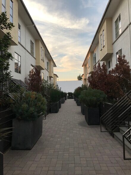 Common Area - 1 E Julian St