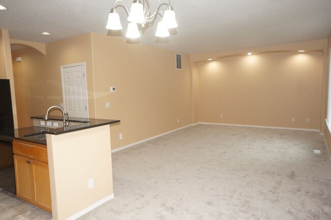 Building Photo - 4 bedroom Orenco Garden pet friendly house