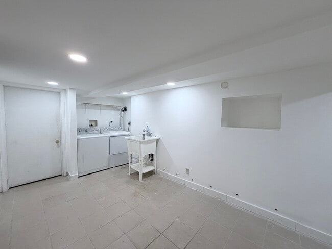 Building Photo - 3206 S Lowe Ave