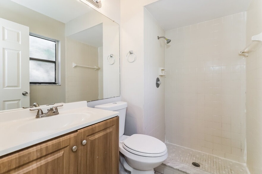 Building Photo - 10935 Livingston Dr