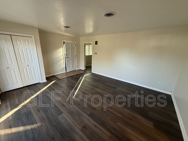 Building Photo - 605 N 13th St