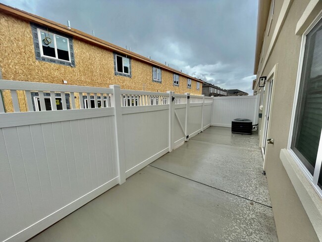 Building Photo - Three-Bedroom Townhome with Garage in Cent...