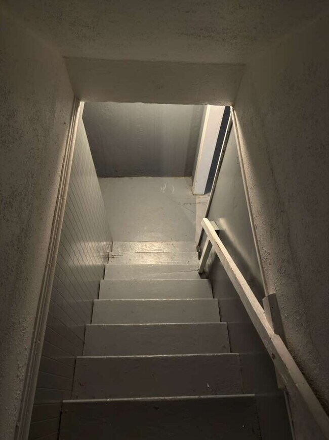 Building Photo - 5998 Bermuda Dr