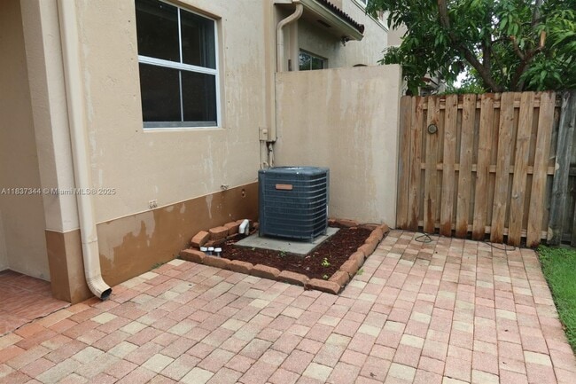 Building Photo - 185 Riverwalk Cir