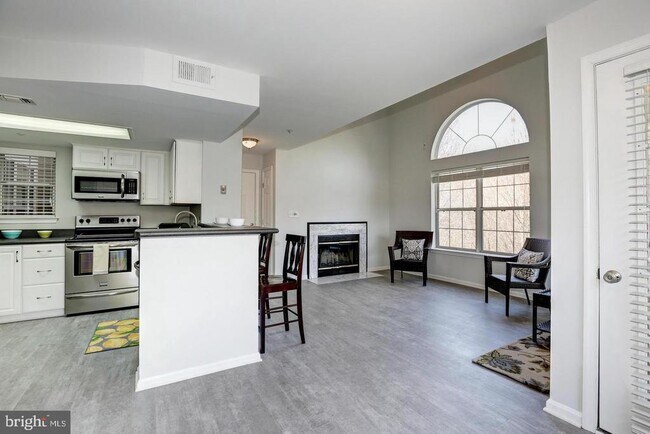 Building Photo - 921 Hillside Lake Terrace