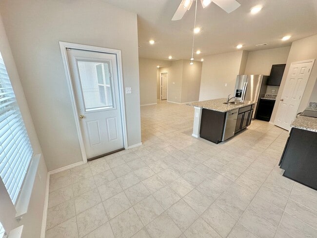 Building Photo - AVAILABLE NOW!