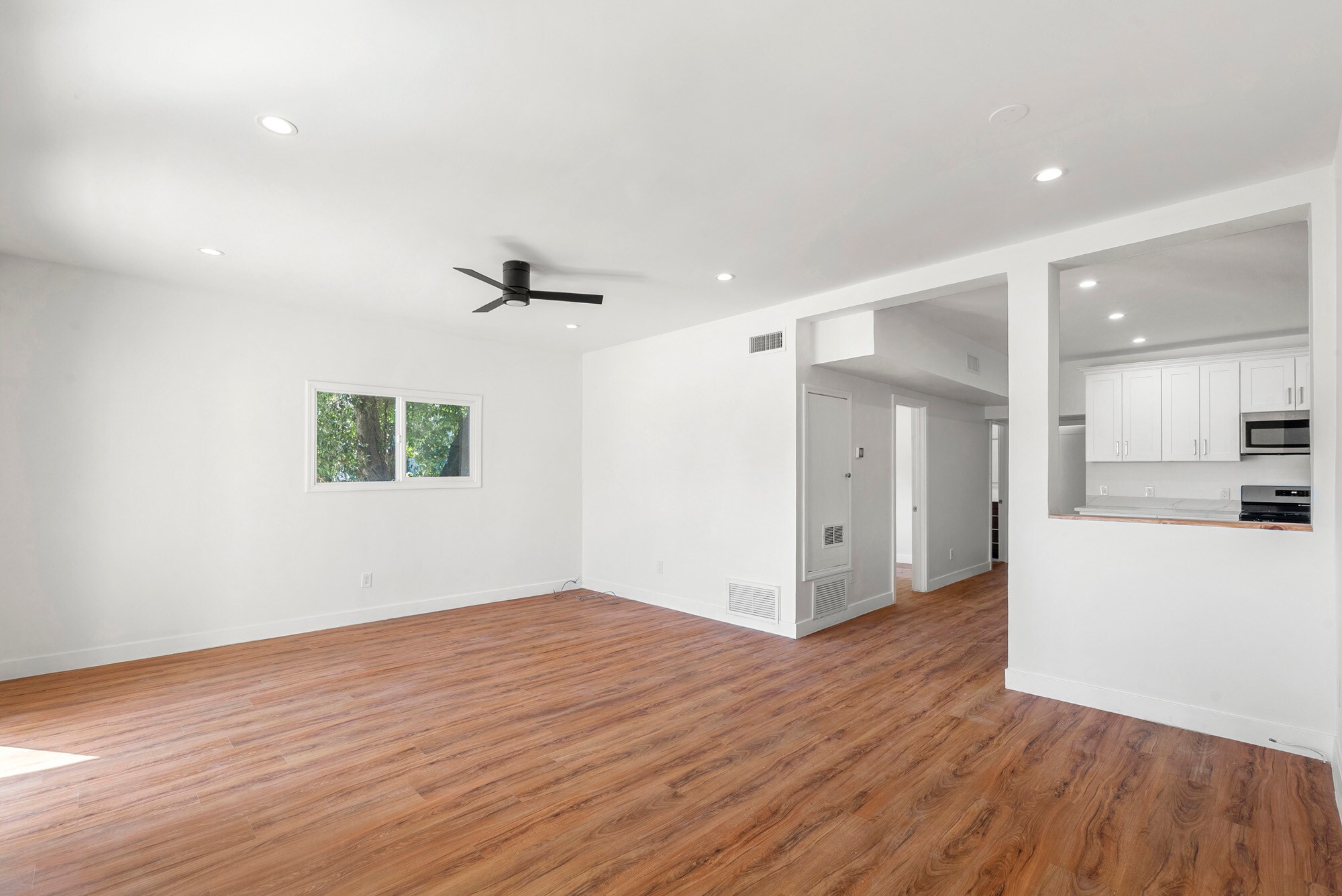 Building Photo - 1301 N Poinsettia Pl