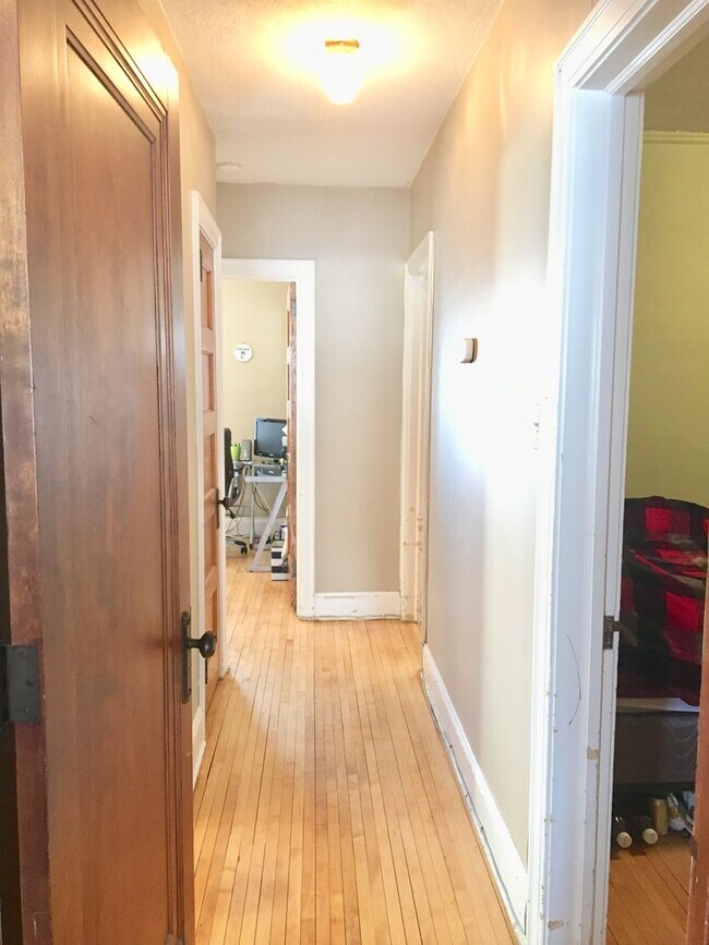 Building Photo - 908 E 4th St