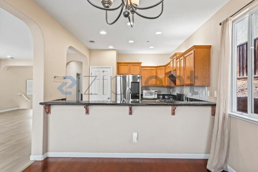 Building Photo - 205 Blum View Dr