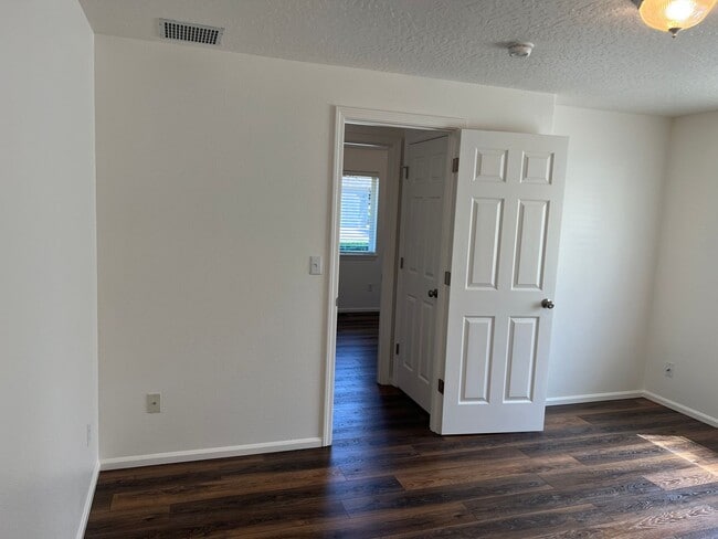 Building Photo - Newly updated 3-bedroom, 2-bathroom duplex with a garage!  $500 OFF YOUR FIRST MONTH'S RENT!