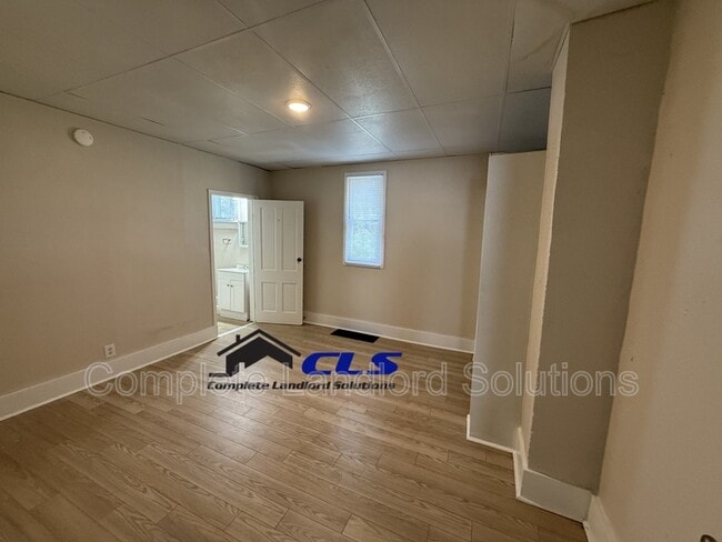 Building Photo - 2132 Blaine Ave