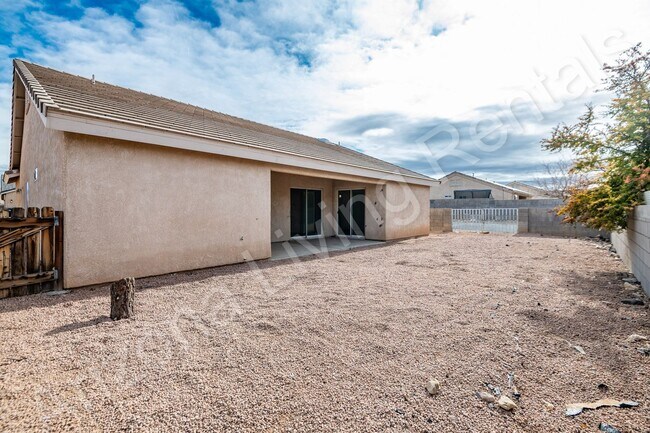 Building Photo - AMAZING 4 BEDROOM HOME