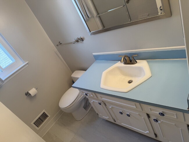 Building Photo - "3-Bedroom Gem with 1.5 Baths on Talbot St...