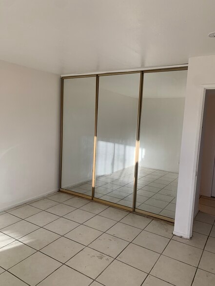 Building Photo - 1405 Vegas Valley Dr