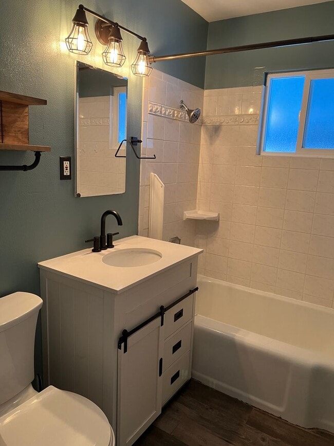 Building Photo - Fantastic Englewood Ranch