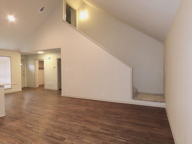 Building Photo - Remodeled in 2024! Gorgeous 3 Bdrm., 2 Bath Duplex in Whitehouse ISD!