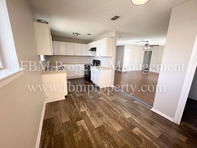 Building Photo - 211 Stonegate Dr