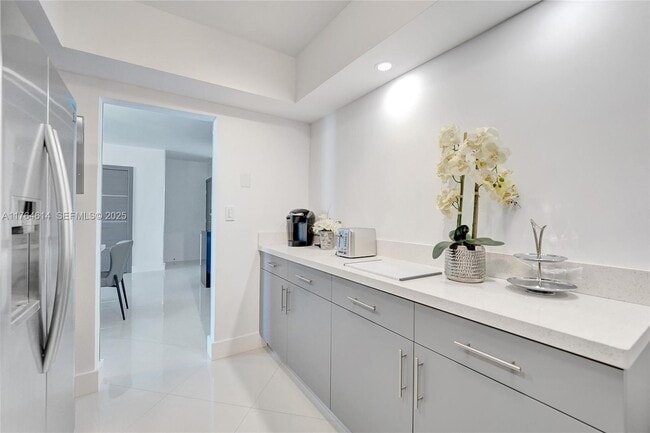 Building Photo - 4001 S Ocean Dr