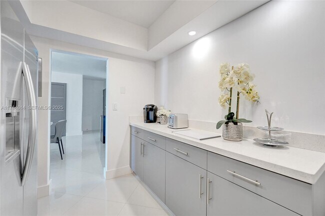 Building Photo - 4001S S Ocean Dr