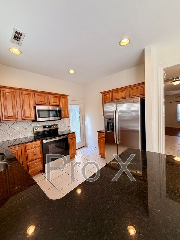 Building Photo - 1500 NE Dysart Woods Ln