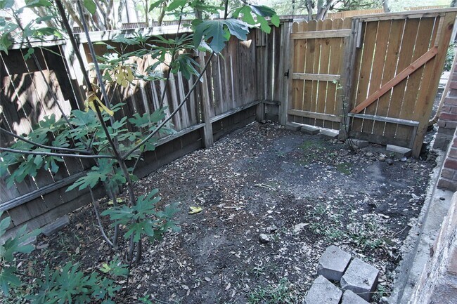 Building Photo - 2255 Braeswood Park Dr