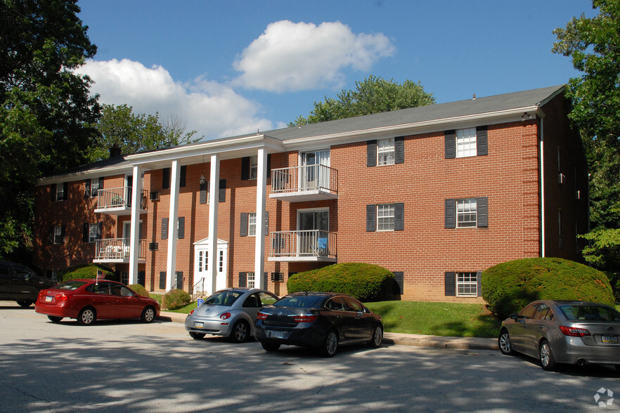 Primary Photo - Carriage House Apartments