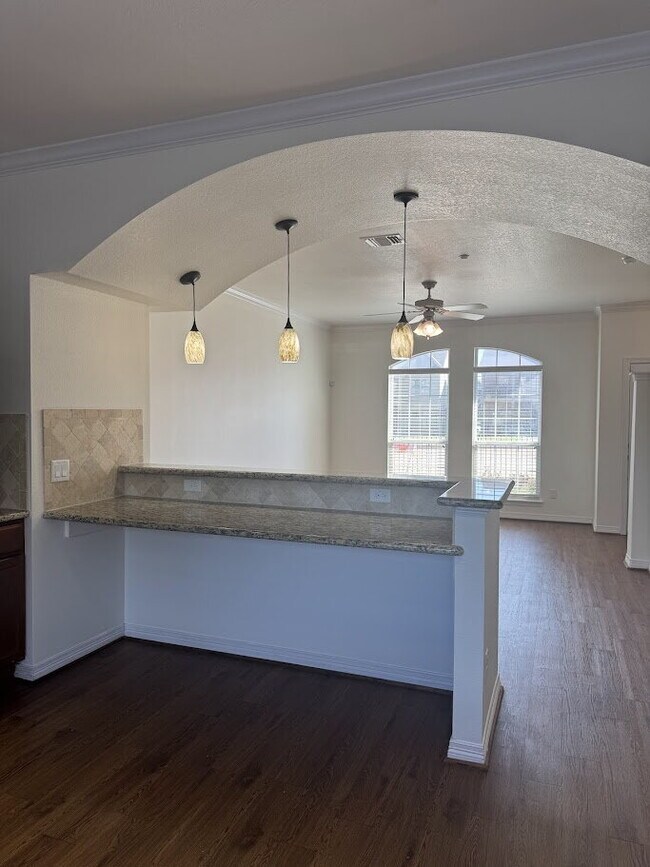 Building Photo - 4 Bedrooms and 4.5 baths in College Station