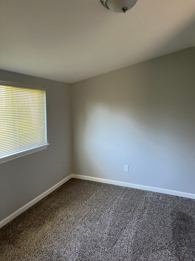 Building Photo - 2 bedroom, 1 bathroom home located in the ...