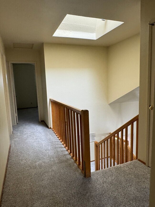 Building Photo - Roseville home with new carpet, paint, & shutters. Landscaper included!