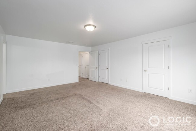 Building Photo - Spacious Townhome in Herriman!