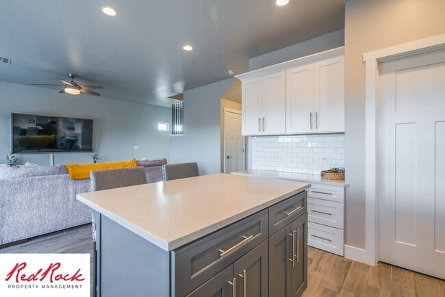 Building Photo - Beautiful townhome in desirable neighborho...