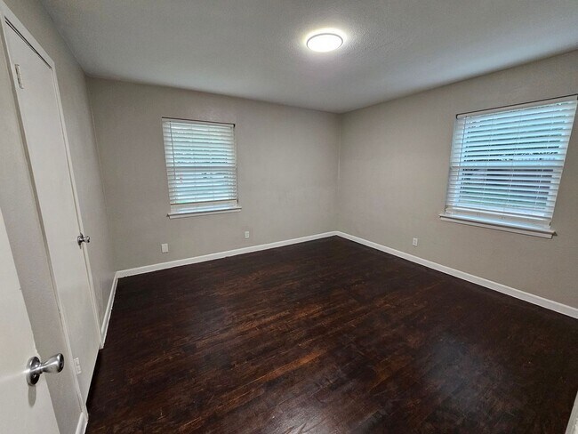 Building Photo - Spacious 2BR Duplex in Fort Worth