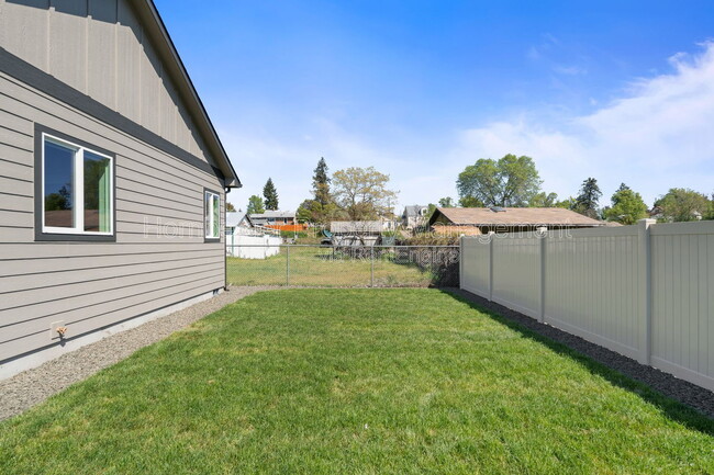 Building Photo - 222 N Sargent Rd