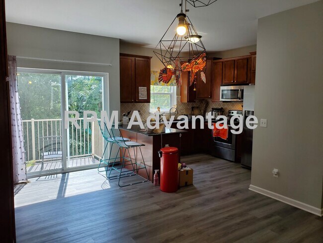 Building Photo - Gorgeous Townhouse Steps from Pool and Hik...