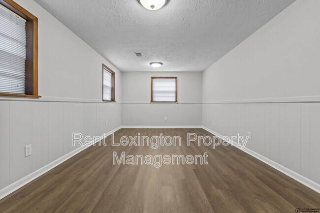 Building Photo - 2124 Violet Rd