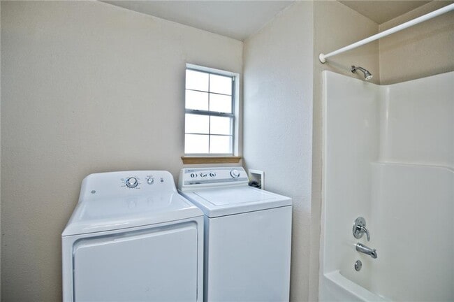 Building Photo - 502 SE A St