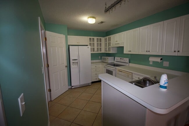 Building Photo - 120 Breezewood Dr