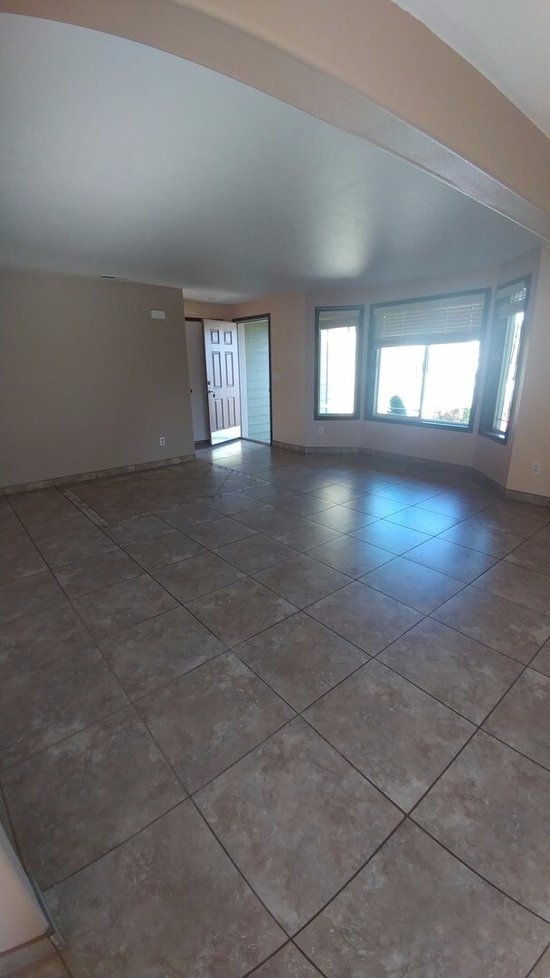 Building Photo - 4-Bed, 2-Bath Home Off Road 100 with Easy ...