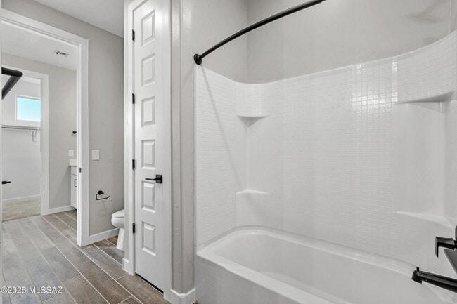 Building Photo - 1009 E Silver Ray Dr