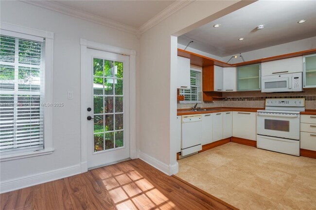 Building Photo - 5490 SW 57th Ave