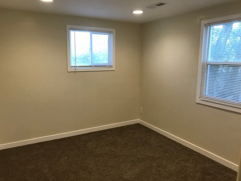 Building Photo - 647 E Quail Trl Ln
