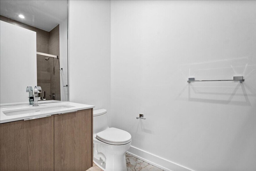 Building Photo - 728 Waukegan Rd