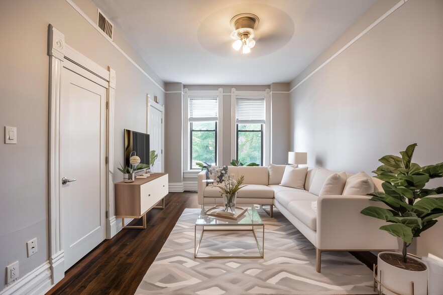 Primary Photo - 2031 W Moffat St