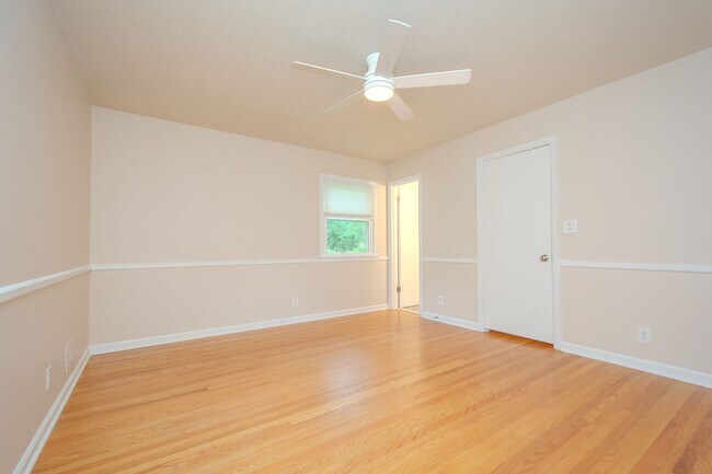 Building Photo - Recently Updated! 4 Bed/2.5 bath