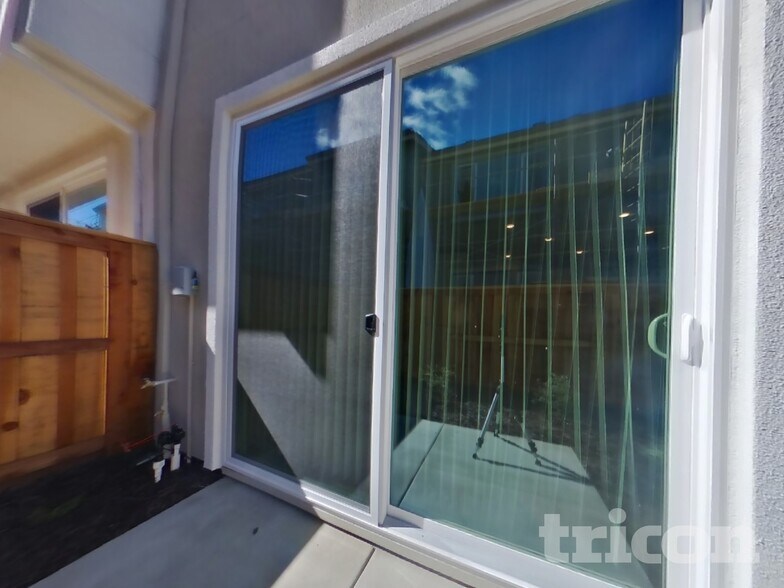 Building Photo - 6 Adella Pl