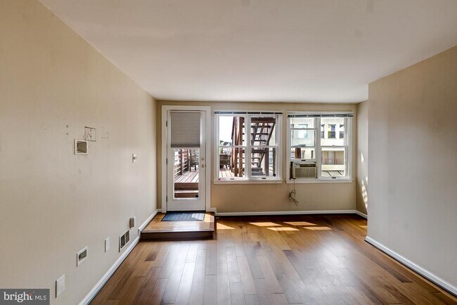 Building Photo - 13 E Henrietta St