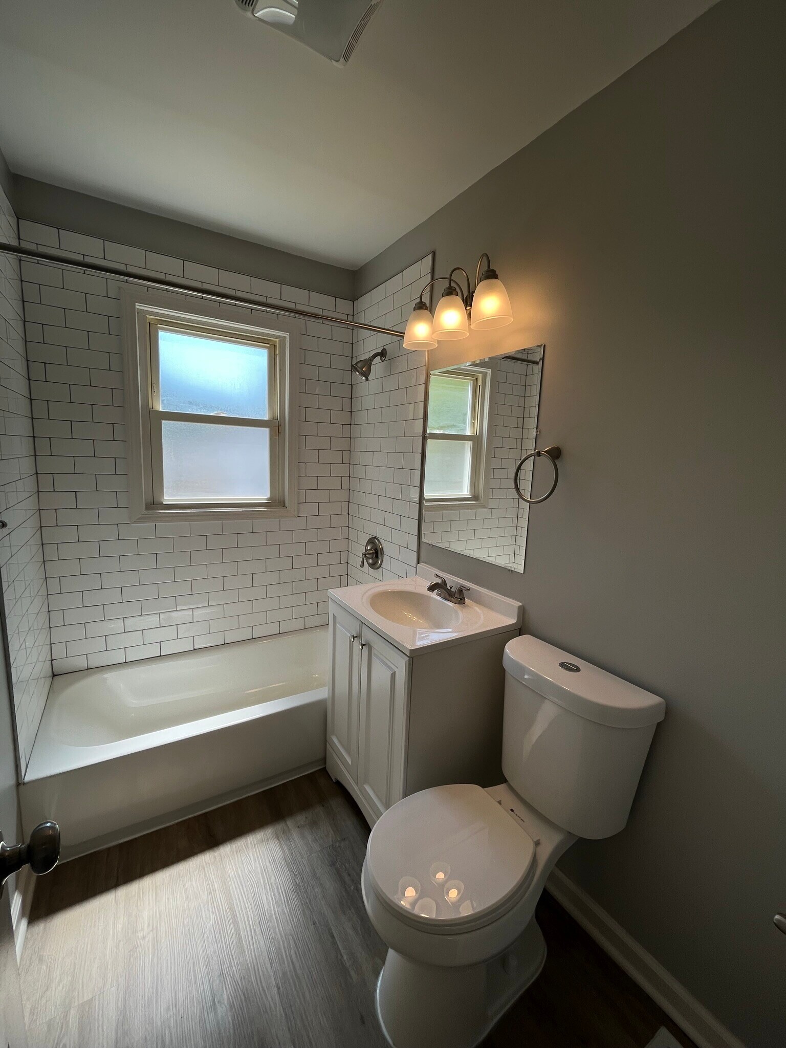 Building Photo - 272 S Weyant Ave