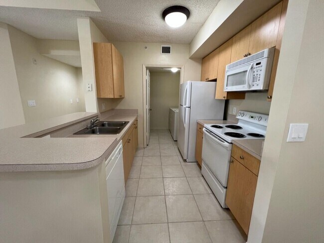 Building Photo - 5016 Lantana Rd