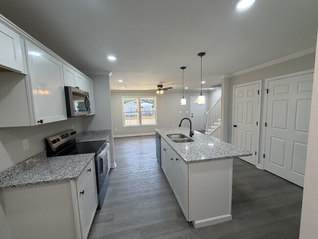 Building Photo - Pet-Friendly Charming 3-Bedroom, 2-Bath Home on Harrison Ave – Your Cozy Retreat Awaits!"